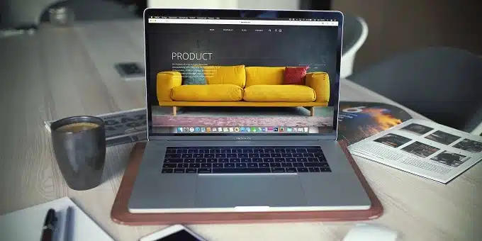 laptop az asztalon online marketing